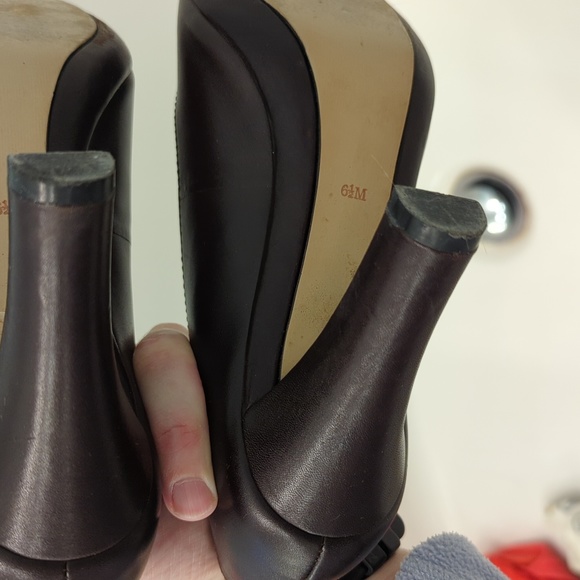 O by Oscar De La Renta Pumps on Chocolate Brown - Picture 6 of 11